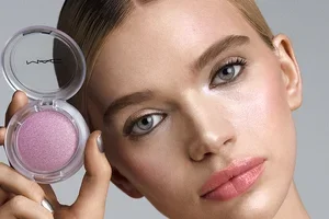Sag Hallo zu deiner neuen Glow-Obsession ✨ Glow Play Bouncy Highlighter 