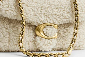 Machen Sie es sich mit Taschen, Anhängern und mehr aus Lammfell kuschelig